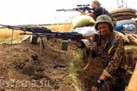 Binh sĩ Ukraina trong chiến hào chiến trường Donbass. Ảnh Rusvesna