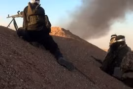 Các tay súng khủng bố IS tấn công quân đội Syria ở Deir Ezzor. Ảnh minh họa Masdar News