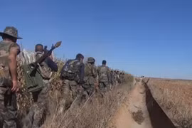Binh sĩ lực lượng Tigers hành quân trên chiến trường Aleppo