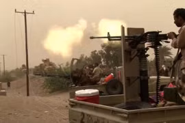 Tay súng người Yemen trong lực lượng quân sự vùng Vinh được Ả rập Xê-út ủng hộ bắn vào lực lượng Houthi. Ảnh: South Front.