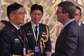 Đô đốc Tôn Kiến Quốc (trái) và Bộ trưởng Quốc phòng Mỹ Ashton Carter (phải) tại Đối thoại Shangri-La cuối tuần qua. Ảnh: WSJ