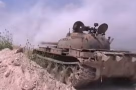 Một chiếc xe tăng Syria đang pháo kích trên chiến trường
