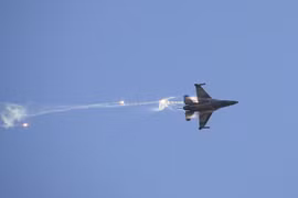 Máy bay F-16 Israel bị phòng không Syria bắn hạ Ảnh minh họa RT