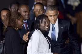 Tổng thống Mỹ Barack Obama gặp người chị Auma Obama ở Kenya trong sự bảo vệ nghiêm ngặt của các mật vụ. Ảnh: AP