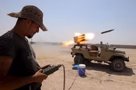 Thành viên lực lượng bán quân sự Iraq khai hỏa tên lửa nhằm vào cứ điểm của IS bên ngoài thành phố Falluja, tỉnh Anbar. Ảnh: Reuters