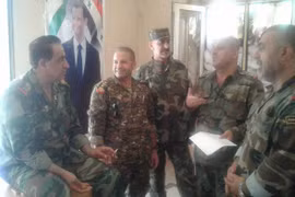 Các sĩ quan chỉ huy quân đội Syria thảo luận về trận chiến trong thành phố Aleppo