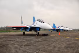 Máy bay tiêm kích đa nhiệm Su-30SM trên sân bay Nội Bài