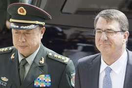 Bộ trưởng Quốc phòng Mỹ Ashton Carter (phải) và Tướng Trung Quốc Phạm Trường Long. Ảnh: AFP