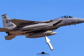 Máy bay chiến đấu F-15C với thùng container Talon HATE