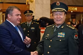 Cựu Phó Chủ tịch Quân ủy Trung ương Trung Quốc Quách Bá Hùng (bên phải) trong chuyến thăm Nga năm 2011. 