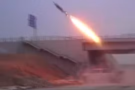 Pháo binh tên lửa quân đội Syria bắn phá chiến trường quận Harasta - Đông Ghouta - ảnh minh họa video