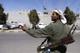 Một tay súng Houthi đứng gác trên đường dẫn vào Dinh Tổng thống ở thủ đô Sanaa, Yemen, ngày 20/1. (Nguồn: Reuters)