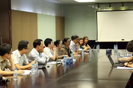 Phó thủ tướng Vũ Đức Đam mặc sơ mi caro (ngoài cùng, bìa phải) đi cùng đoàn chuyên gialắng nghe khó khăn củadoanh nghiệp. Ảnh:Đình Nam.
