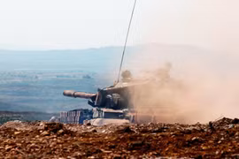 Xe tăng quân đội Syria chiến đấu trên chiến trường sa mạc tỉnh Homs.