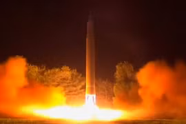 Cận cảnh một vụ phóng tên lửa đạn đạo ICBM Bắc Triều Tiên - ảnh minh họa The Washington Post