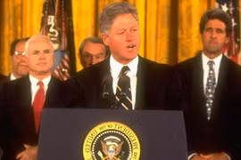 Các ông John Kerry (phải) và John McCain chứng kiến Tổng thống Bill Clinton thông báo bình thường hóa quan hệ với VN năm 1995 - Ảnh: Chụp màn hình