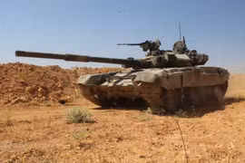 Xe tăng T-90 cơ động chiến đấu trên chiến trường phía Tây Aleppo, ảnh minh họa từ video
