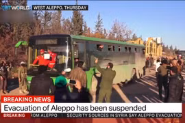 Các tay súng thánh chến lên xe buýt để ra khỏi Aleppo