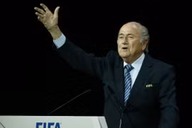 Chủ tịch FIFA chịu nhiều áp lực trong hai ngày qua vì bê bối tham nhũng. Ảnh: Reuters.