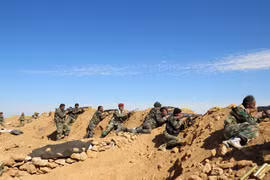 Binh sĩ quân đội Syria trên chiến tuyến phòng thủ thành phố Deir ez Zor
