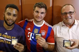 Anthony Sadler, Alek Skarlatos và Chris Norman được trao tặng huy chương vì đã dũng cảm khống chế tay súng trên tàu. Ảnh: Reuters