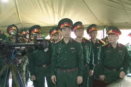 Trung tướng Phan Văn Giang - Tổng Tham mưu trưởng QĐND Việt Nam tham quan các sản phẩm mô phỏng của Công ty TECAPRO tại Hội thi.