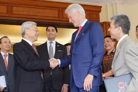 Tổng bí thư Nguyễn Phú Trọng, thứ hai từ phải sang, cùng cựu Tổng thống Mỹ Bill Clinton tại Hà Nội hôm 2/7. Ảnh: Reuters