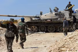 Một chiếc tăng quân đội Syria chuẩn bị cho một cuộc tấn công mới