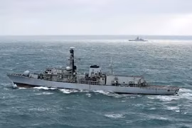 Khu trục hạm HMS Westminster Hải quân Hoàng gia Anh đang theo dõi chiến hạm Nga trên eo biển English Channel - ảnh minh họa video