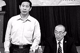 Ông Lãnh Đức Dũng (người đứng). Ảnh: Duy Chiến
