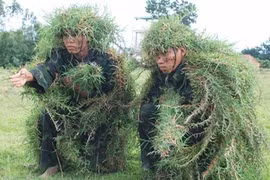 Đặc công Việt Nam luyện tập ngụy trang chiến đấu