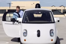 Chris Urmson, giám đốc phụ trách xe tự lái của Google, bên một nguyên mẫu xe tự lái.