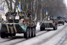 Xe thiết giáp chở quân Ukraine tiến về thị trấn Volnovakha, Đông Ukraine. Ảnh: Reuters
