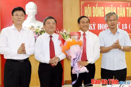 Lãnh đạo tỉnh Hà Tĩnh chúc mừng ông Lê Đình Sơn. Ảnh: Báo Hà Tĩnh