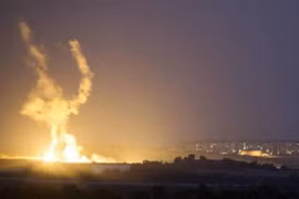 Không quân Israel không kích trên dải Gaza và Bờ Tây thuộc khu vực người Palestine - ảnh Muraselon