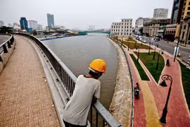 Việt Nam đứng thứ 8 trong danh sách các thị trường cận biên tiềm năng nhất. Ảnh: Bloomberg
