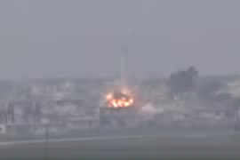 Lực lượng pháo binh - tên lửa quân đội Syria tiến công thị trấn chiến lược Al-Latamenah trên vùng nông thôn miền bắc Hama - ảnh minh họa video