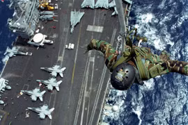 Đổ bộ binh sĩ đặc nhiệm xuống tàu sân bay USS Dwight D. Eisenhower. Ảnh The Drive