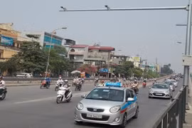 Phương tiện đi lại trên đường Hà Nội hiện được hàng trăm camera giao thông giám sát. Ảnh: Trọng Đảng.