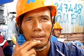 Công nhân Ngô Văn Lâm thoát chết sau vụ sập giàn giáo. Ảnh: Hải Thuận.
