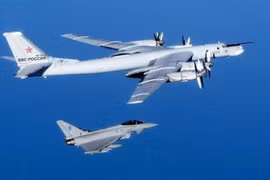 Máy bay chiến đấu F3 Tornado của Không quân Hoàng gia Anh áp sát một chiếc Tu-95 của Nga trên vùng trời Bắc Đại Tây Dương tháng 9/2007.