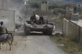 Xe tăng quân đội Syria tiến công trên chiến trường Latakia