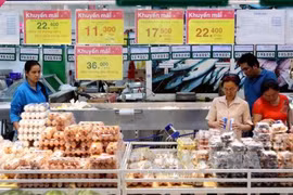 Người tiêu dùng mua hàng bình ổn thị trường tại hệ thống siêu thị Saigon Co.op – TP.Hồ Chí Minh. Ảnh: Thanh Vũ – TTXVN