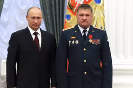 Trung tướng Valery Asapov và tổng thống Nga V.Putin - ảnh Bộ quốc phòng Nga