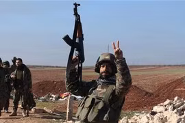 Binh sĩ quân đội Syria vui mừng trong 1 kết quả tấn công lực lượng Hồi giáo cực đoan