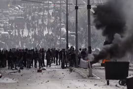 Người dân Palestine biểu tình, đốt cờ Mỹ ở thành phố Ramallah trên Bờ Tây - ảnh minh họa truyền thông Palestine