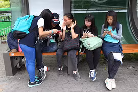 Thiếu niên Hàn Quốc sử dụng smartphone tại nhà chờ xe buýt ở Seoul.