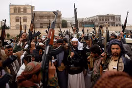 Các tay súng phong trào Houthi trên đường phố Sana'a - ảnh minh họa Masdar News