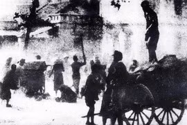 Những người đói cướp lại thóc gạo do Nhật chiếm, bị quân đội Nhật hành hung (1945) - Ảnh: Võ An Ninh