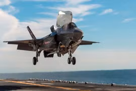 F-35 cất cánh từ tàu đổ bộ tấn công của Mỹ